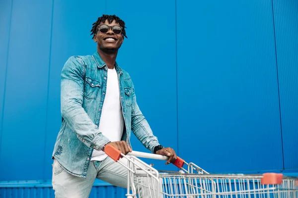 Afro Shopping Avec Chariot Gars Fait Shopping Près Centre Commercial — Photo