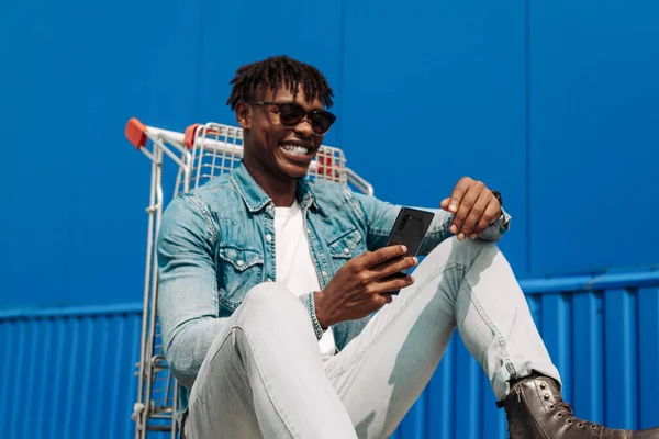 Afro Homme Noir Avec Panier Téléphone Dans Ses Mains Fait — Photo