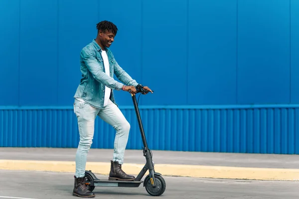 Moderno Afroamericano Scooter Eléctrico Hombre Negocios Uno Para Trabajar Estudiante — Foto de Stock