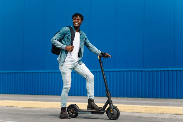 Jonge Afro Amerikaanse Man Een Elektrische Scooter Rijdt Weg Stad — Stockfoto