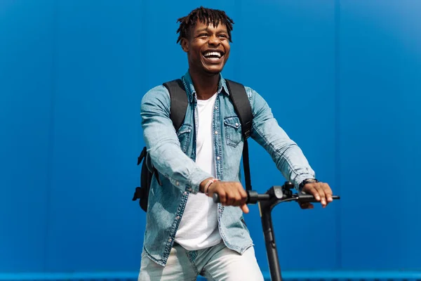 Jeune Homme Afro Américain Sur Scooter Électrique Balade Sur Route — Photo