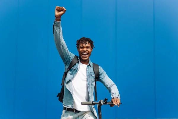 Jeune Homme Afro Américain Scooter Électrique Cheval Sur Route Dans — Photo