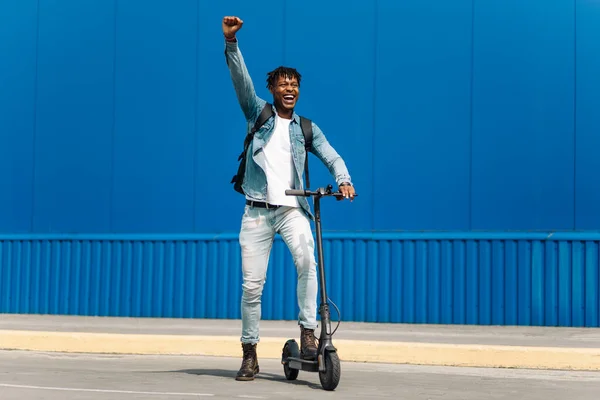 Jovem Afro Americano Scooter Elétrico Andando Estrada Cidade Contra Fundo — Fotografia de Stock