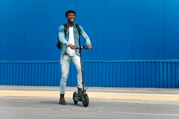 Moderno Afroamericano Scooter Eléctrico Hombre Negocios Uno Para Trabajar Estudiante — Foto de Stock