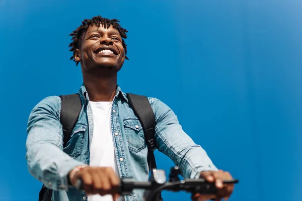 Moderne Afro Américain Sur Scooter Électrique Homme Affaires Est Pour — Photo