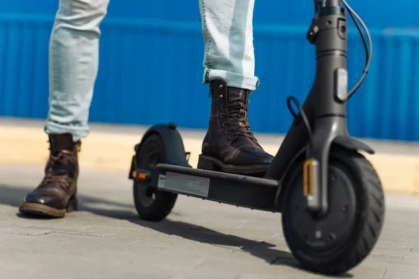 Close Homem Monta Uma Scooter Elétrica Uma Estrada Cidade Sua — Fotografia de Stock