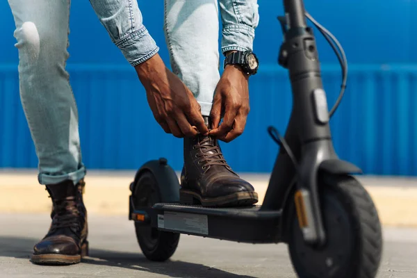 Primer Plano Hombre Monta Scooter Eléctrico Una Carretera Ciudad Pierna — Foto de Stock