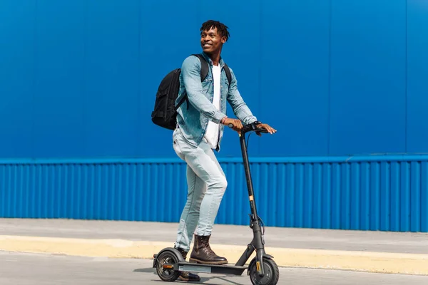 Jeune Homme Afro Américain Sur Scooter Électrique Promenades Sur Route — Photo