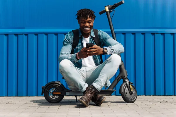 Bonito Afro Americano Sentado Uma Scooter Elétrica Com Telefone Suas — Fotografia de Stock