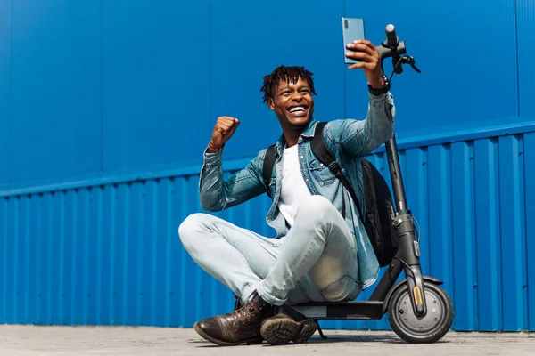 Preto Afro Americano Senta Uma Scooter Elétrica Leva Uma Selfie — Fotografia de Stock