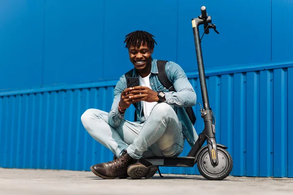 Bonito Afro Americano Sentado Uma Scooter Elétrica Com Telefone Suas — Fotografia de Stock