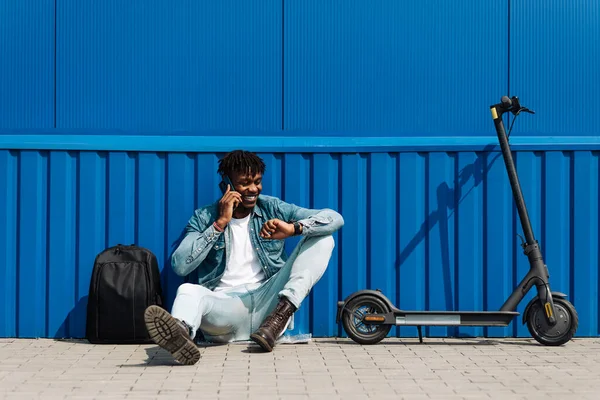 Afro Américain Avec Scooter Électrique Téléphone Dans Ses Mains Assoit — Photo