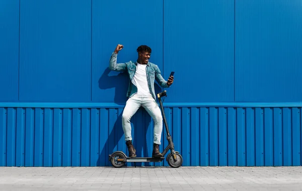Noir Afro Américain Avec Scooter Électrique Montre Geste Succès Tout — Photo