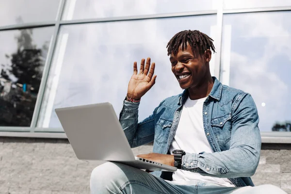 Nero Afroamericano Uomo Digitando Computer Portatile Strada Fronte Edificio Vetro — Foto Stock