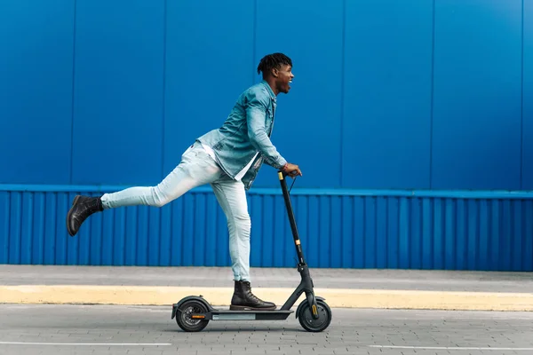 Americano Africano Moderno Scooter Elétrico Homem Negócios Para Trabalhar Estudante — Fotografia de Stock