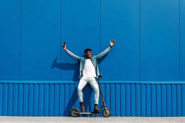 Afro Americano Com Uma Scooter Elétrica Mostra Gesto Sucesso Segurando — Fotografia de Stock