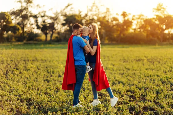 Konzept Der Europäischen Superfamilie Freien Liebevoller Vater Hält Hals Superhelden — Stockfoto
