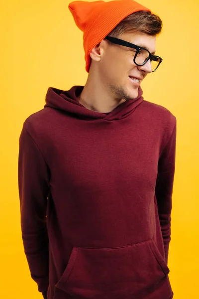 Retrato Chico Guapo Con Sombrero Naranja Suéter Rojo Gafas Sobre —  Fotos de Stock