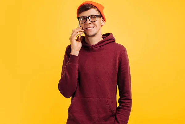 Guapo Joven Gafas Sombrero Naranja Suéter Rojo Habla Por Teléfono — Foto de Stock