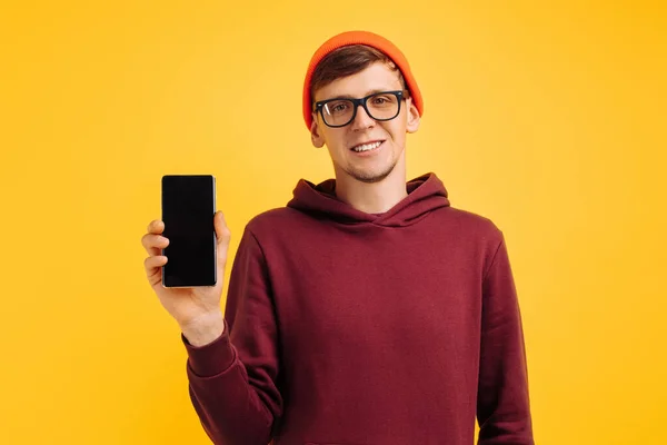 Joven Alegre Sombrero Naranja Con Gafas Suéter Rojo Muestra Pantalla — Foto de Stock