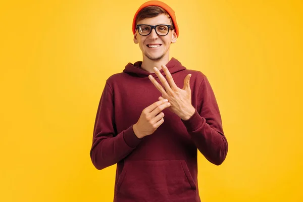 Homem Bonito Mostra Sua Mão Que Dedo Está Faltando Sua — Fotografia de Stock