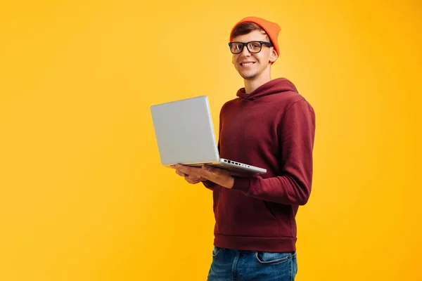 Jovem Bonito Cara Com Digitação Laptop Chapéu Laranja Com Óculos — Fotografia de Stock