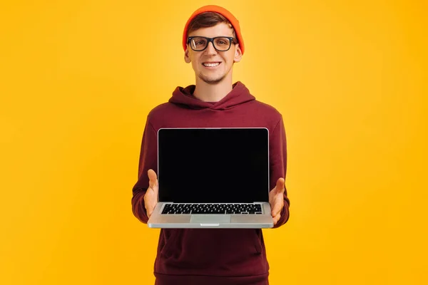 Jovem Bonito Homem Demonstra Uma Tela Laptop Chapéu Laranja Com — Fotografia de Stock