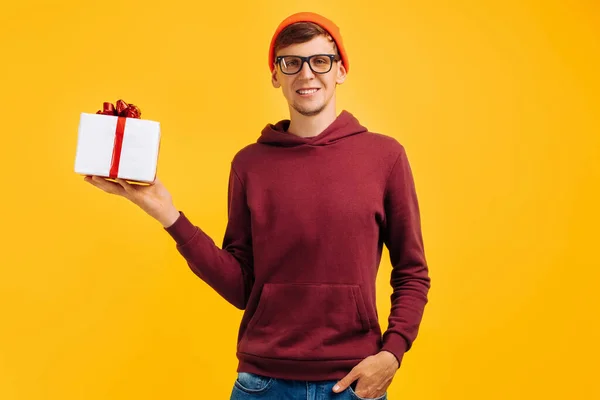 Gelukkig Jonge Man Oranje Hoed Met Bril Rode Trui Demonstreert — Stockfoto