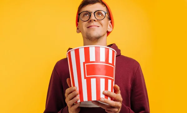 Fénykép Vonzó Őrült Férfi Kezében Nagy Vödör Popcorn Eszik Popcorn — Stock Fotó