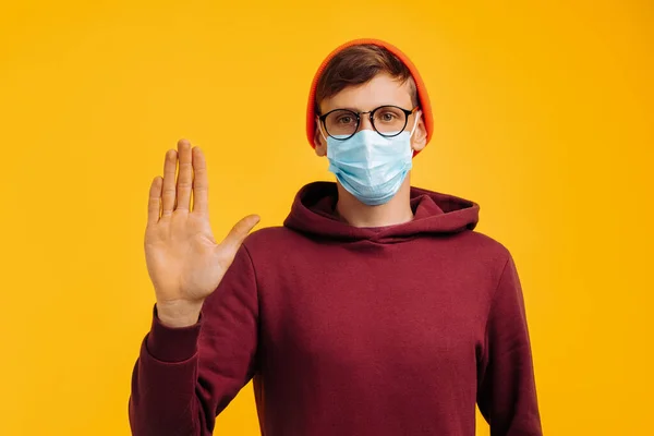 Mann Medizinischer Schutzmaske Mit Stop Geste Orangefarbener Mütze Und Rotem — Stockfoto