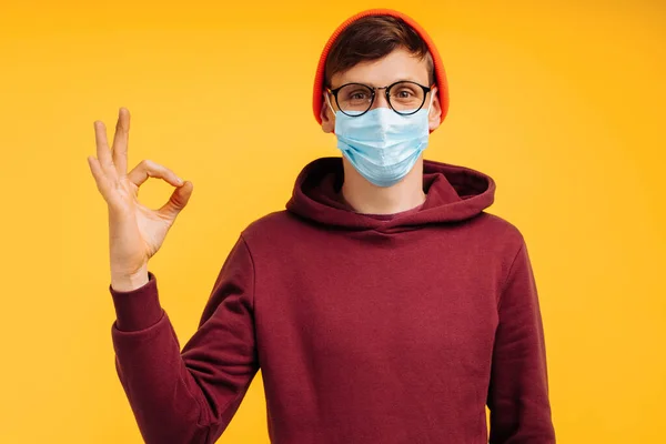 Mann Medizinischer Schutzmaske Zeigt Zeichen Steht Vor Gelbem Hintergrund Mit — Stockfoto