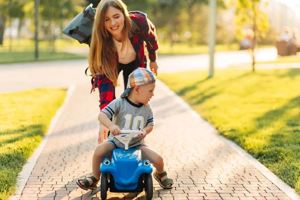 Щасливий Милий Хлопчик Їде Машиною Дитини Гуляючи Парку Мамою Мама — стокове фото