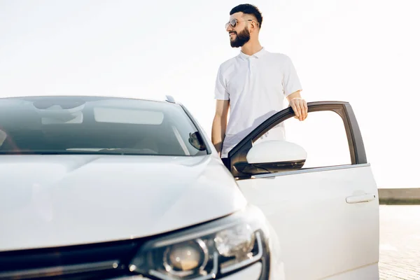 Elegante Jovem Homem Bonito Óculos Sol Posando Perto Carro Centro — Fotografia de Stock