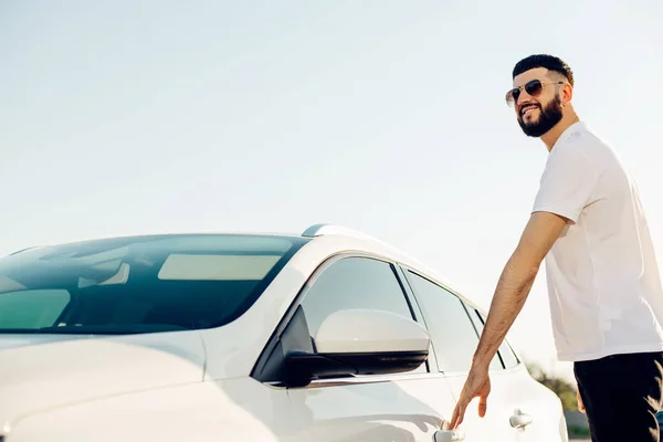 Jovem Empresário Confiante Óculos Sol Homem Abre Porta Seu Carro — Fotografia de Stock