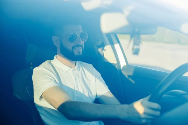 Vista Frontal Joven Hombre Negocios Guapo Con Barba Sentado Coche — Foto de Stock