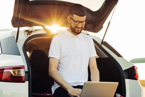 Jovem Homem Negócios Usando Laptop Para Trabalhar Porta Malas Carro — Fotografia de Stock