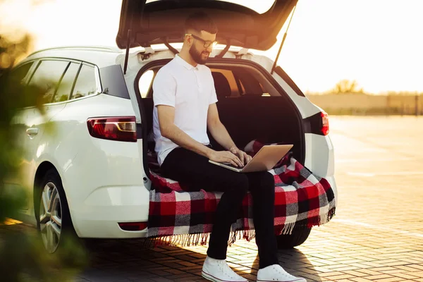 Jovem Homem Negócios Usando Laptop Para Trabalhar Porta Malas Carro — Fotografia de Stock