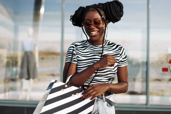 Щаслива Молода Афроамериканка Чорних Окулярах Чорними Сумками Покупок Чорна Ятниця — стокове фото
