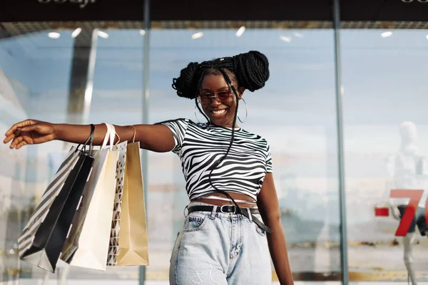 Glücklich Schöne Junge Afroamerikanerin Mit Schwarzer Brille Mit Schwarzen Einkaufstaschen — Stockfoto