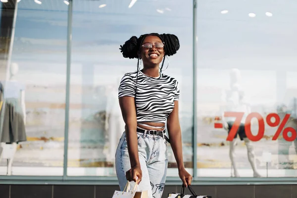 Портрет Красивої Стильної Афроамериканки Після Покупки Біля Магазину Покупки Чорну — стокове фото