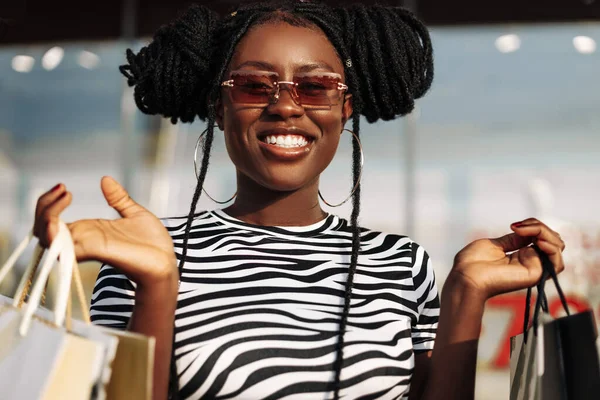 Портрет Безтурботної Афроамериканки Одягненої Окуляри Сумками Покупців Щаслива Жінка Сумками — стокове фото