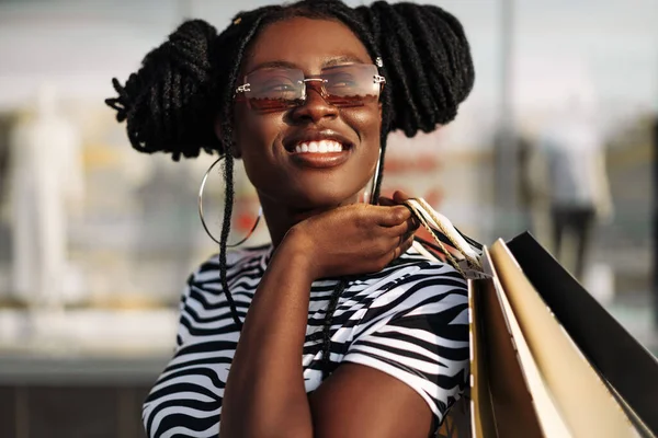 Porträt Einer Unbeschwerten Modischen Afroamerikanerin Mit Brille Mit Einkaufstaschen Glückliche — Stockfoto