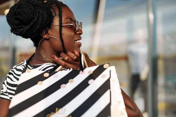 Schöne Afroamerikanische Frau Mit Einkaufstüten Die Der Mall Spazieren Gehen — Stockfoto