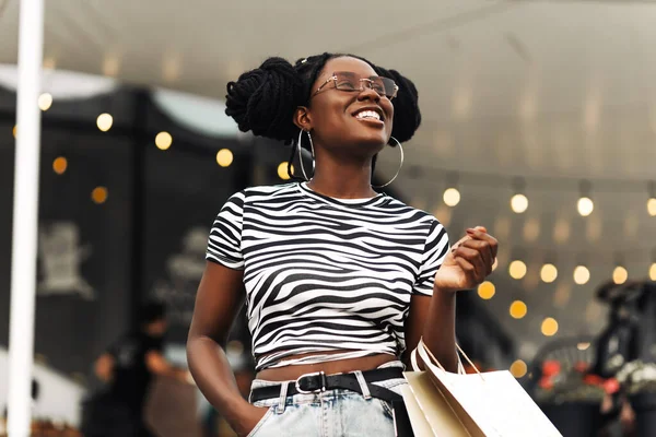 Прекрасна Африканська Молода Жінка Яка Ходить Прикрашеному Торговому Центрі Багатьма — стокове фото