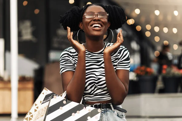 Schöne Afrikanerin Lächelnd Und Glücklich Beim Einkaufen Geschäften Mit Verkäufen — Stockfoto