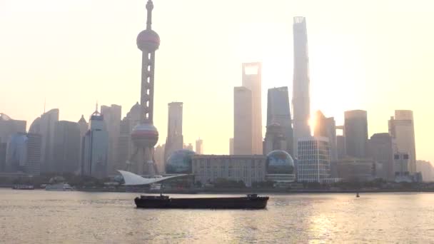 Čína, Shanghai, Pudong District, Huangpu River, finanční čtvrť Panorama včetně Shanghai World Financial Center, Oriental Pearl Tower a Shanghai Tower — Stock video