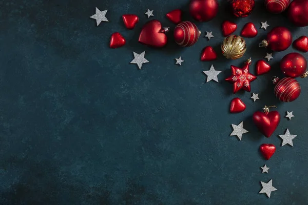 Natale Sfondo Vacanza Con Palline Natale Rosse Stelle Argento Sfondo — Foto Stock