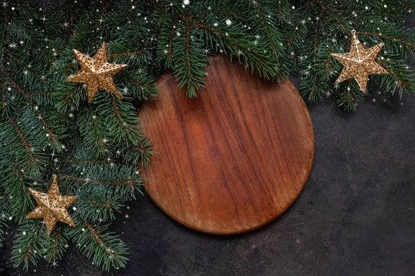 木刻木板和圣诞树枝条装饰 节日菜单的概念 顶部视图 地方为您的文字 圣诞节背景 — 图库照片