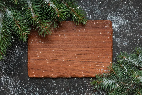 木刻板和圣诞树树枝 节日菜单的概念 顶部视图 地方为您的文字 圣诞节背景 — 图库照片