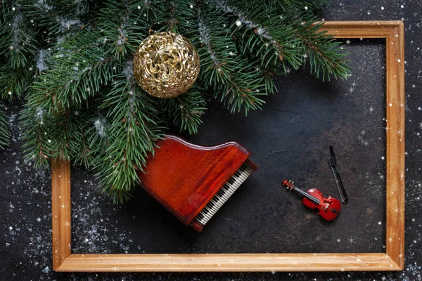 Copias Miniatura Del Piano Violín Con Decoración Navideña Copos Nieve —  Fotos de Stock
